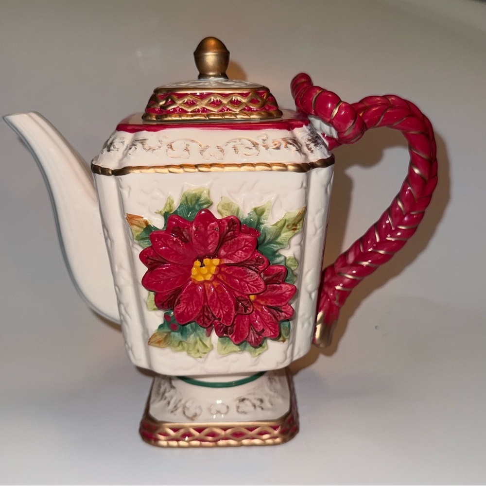 Vintage Christmas Collection Festive It holds 4 cups / 32 oz / 1 quart.